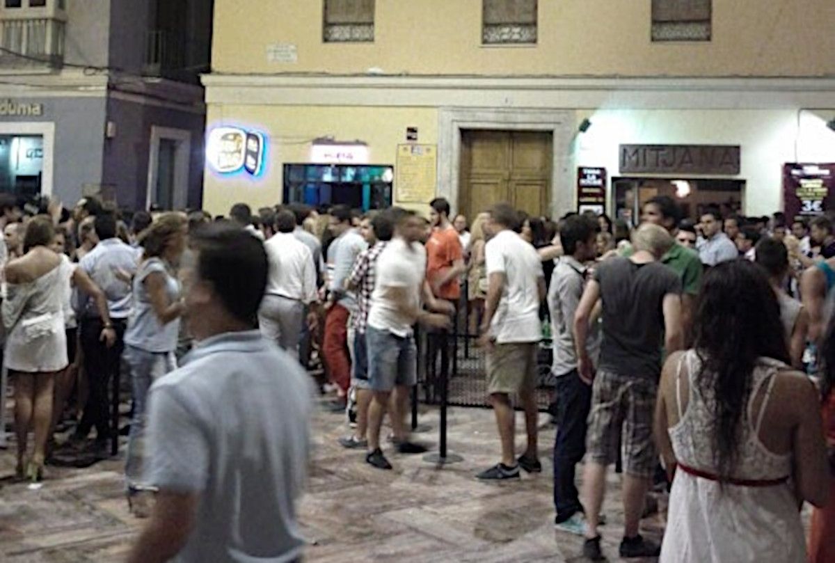 Una noche de fiesta en la plaza Mitjana, en Málaga, en una imagen de archivo. FOTO: 4squares