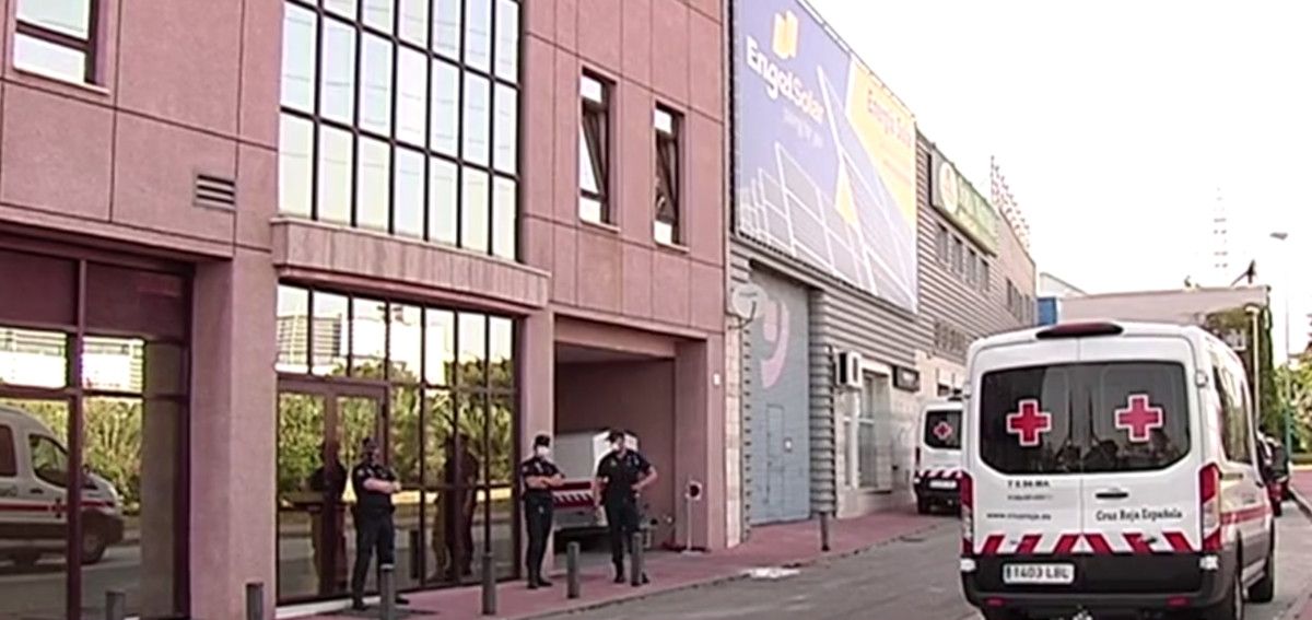 El centro de acogido, perimetrado por Policía. FOTO: CANAL SUR