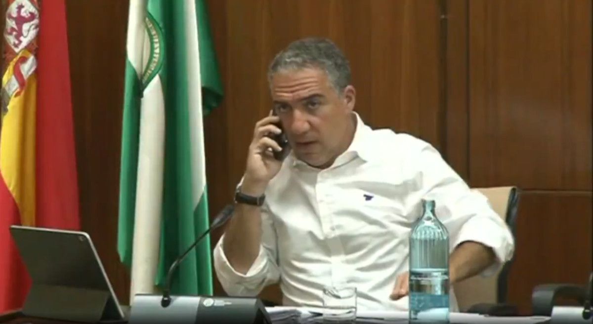 Bendodo, con el teléfono móvil en plena comisión. 