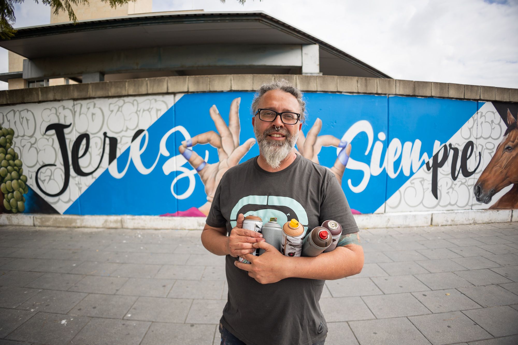 El grafitero Décima, delante de su última obra en Jerez. 