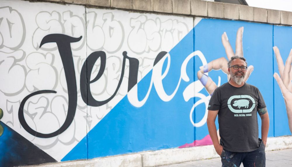 Décima, en su mural cercano a la estación de autobuses y trenes de Jerez, tras la charla. 