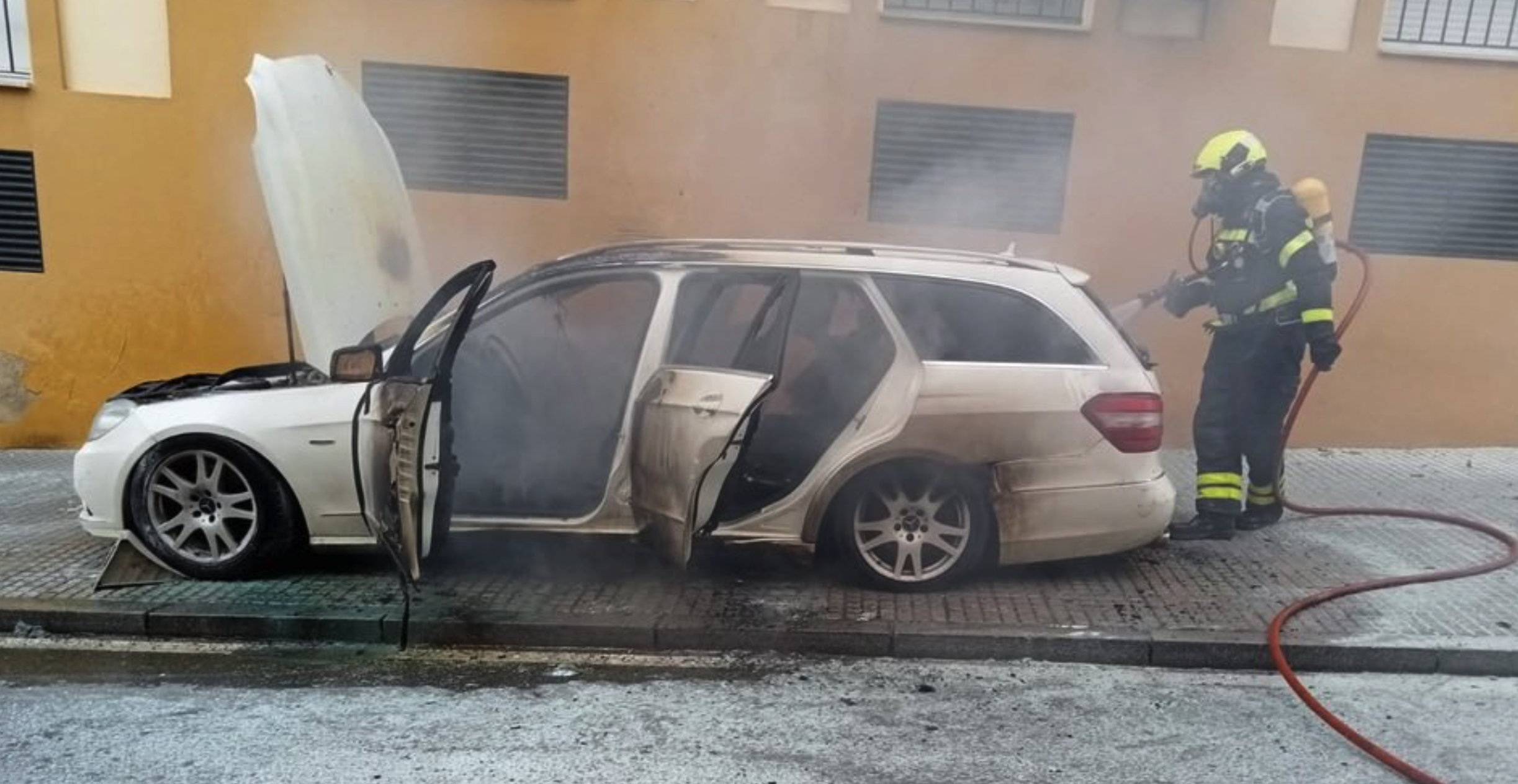 El coche acabó envuelto en llamas en una calle de Sanlúcar.
