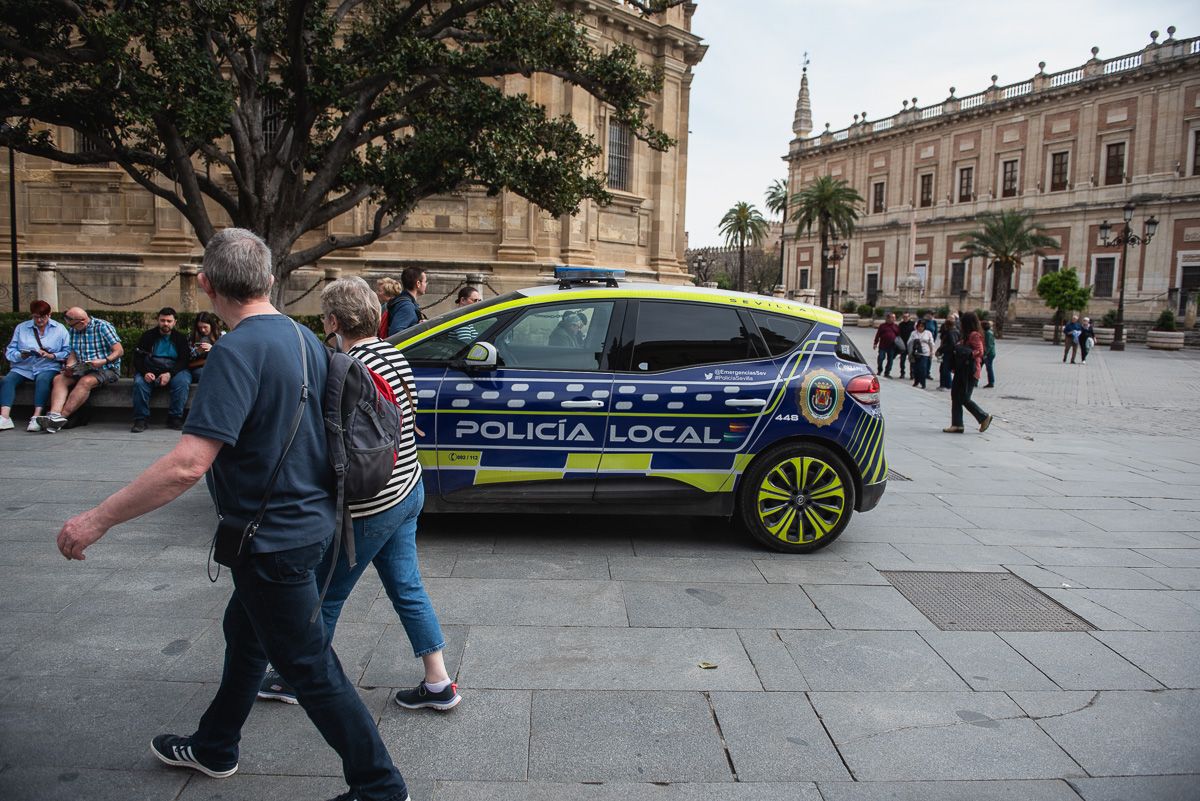 Un coche de la Policía Local, en el centro de Sevilla.