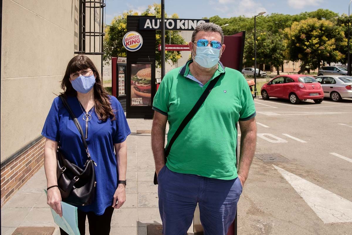Estrella y José Luis, ante el restaurante de Burger King en Sanlúcar, en días pasados. FOTO: MANU GARCÍA