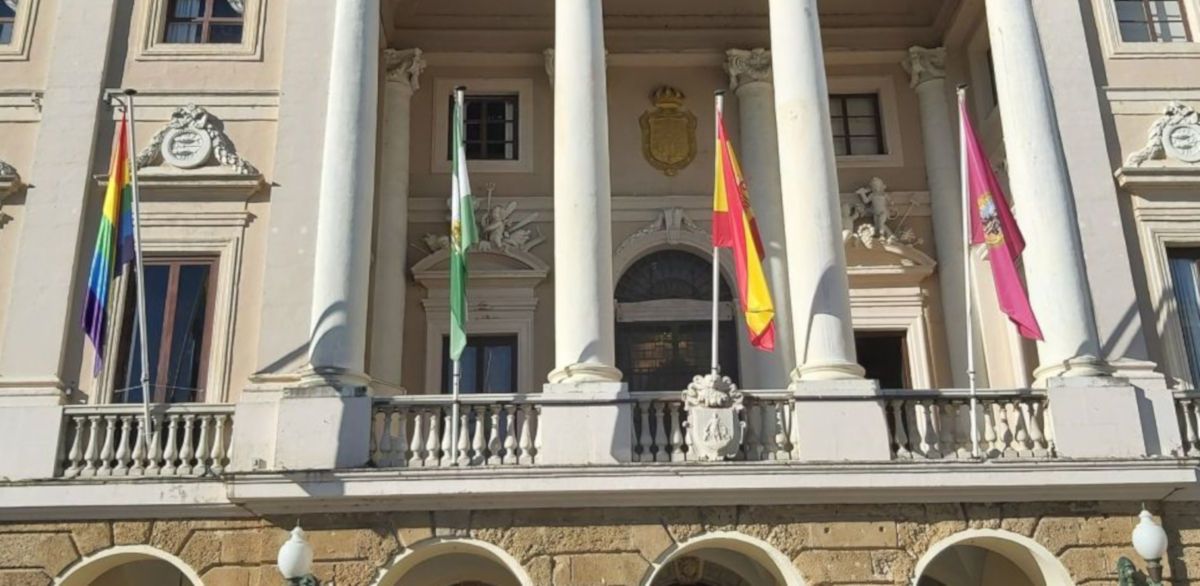 Las banderas, con la del Orgullo a la izquierda, en el Ayuntamiento de Cádiz. FOTO: Transparencia Cádiz