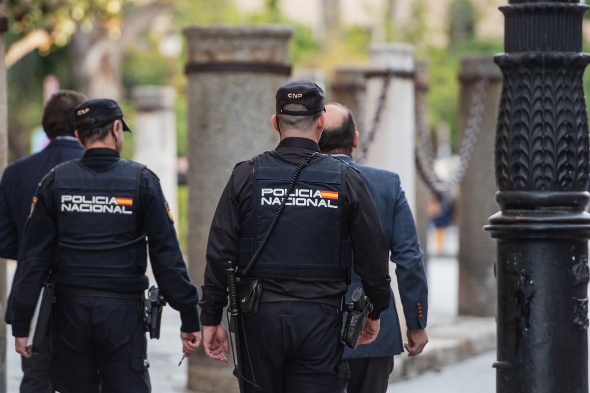 Agentes de la Policía Nacional en el centro de Sevilla.