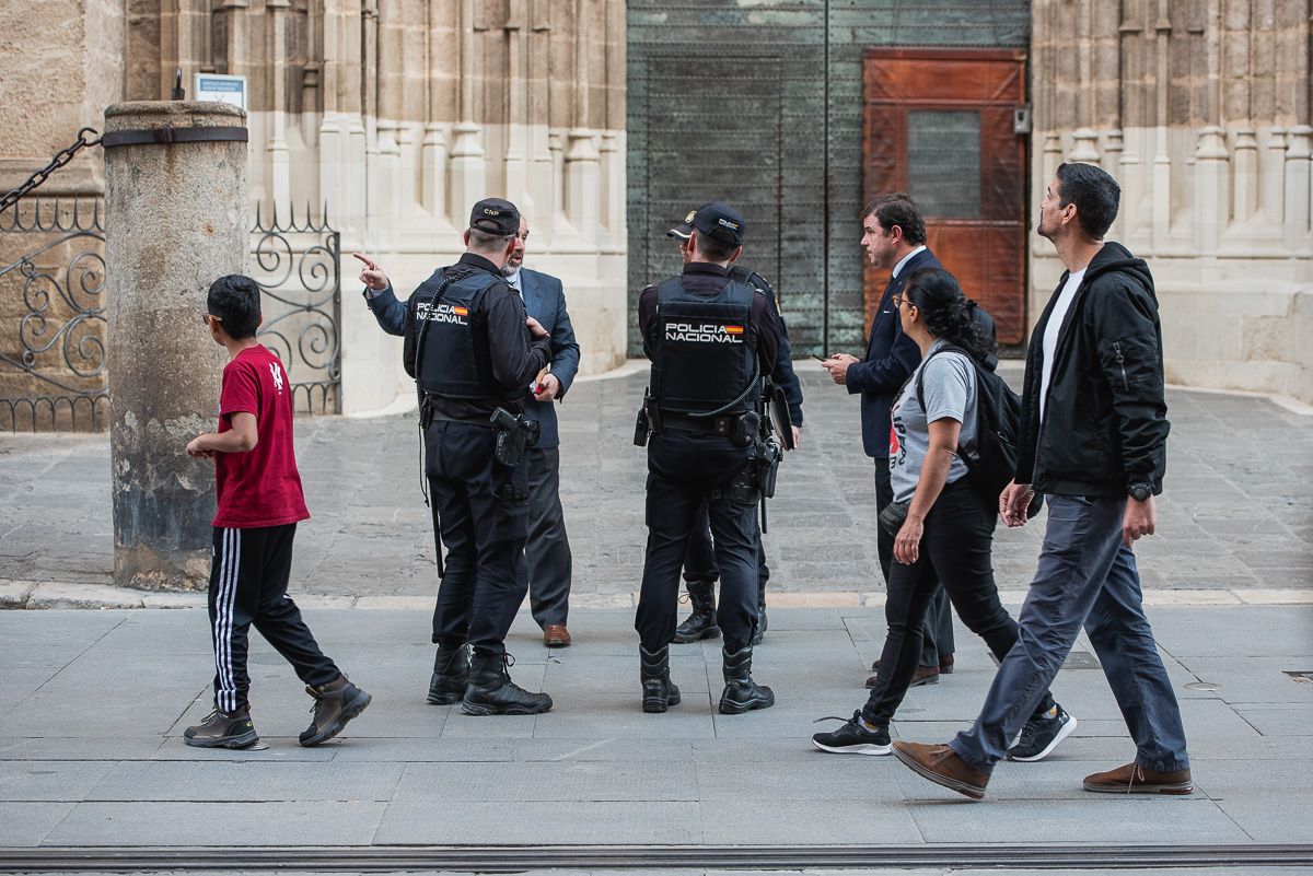 Agentes de la Policía Nacional en el centro de Sevilla.