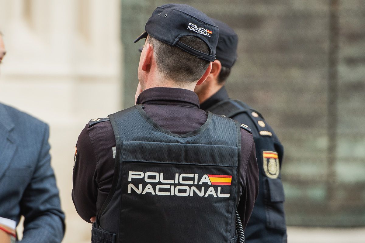 Un agente de la Policía Nacional, que ha acudido tras el aviso por la muerte del trabajador en El Puerto.