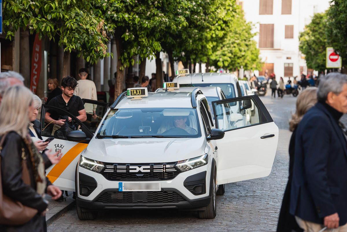 Una parada de taxis en el centro de Sevilla.