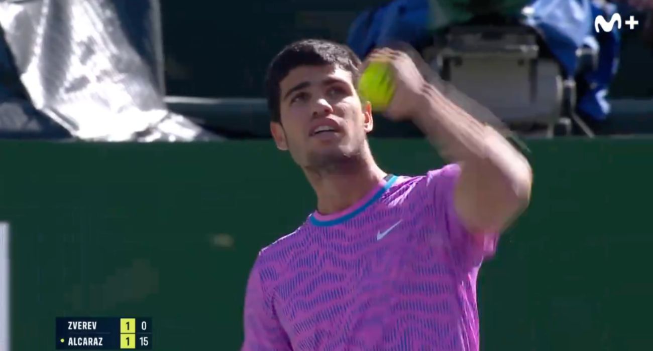 Carlos Alcaraz, sorteando a las abejas que han invadido la pista de Indian Wells.