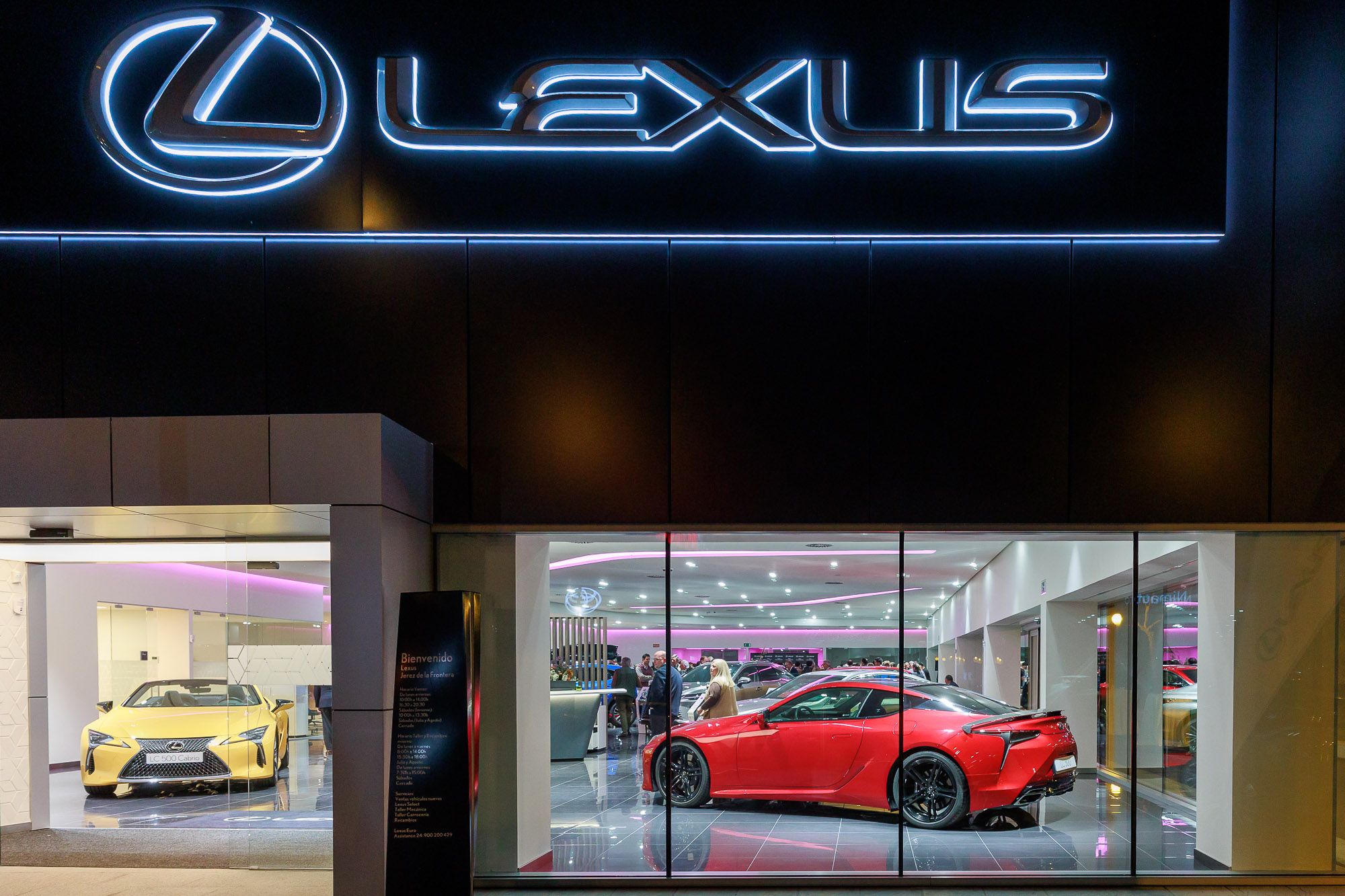 El acto de inauguración del concesionario de Lexus en Jerez, en imágenes.
