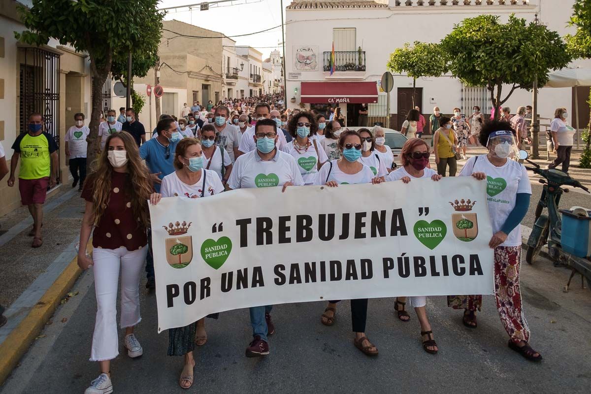 El alcalde de Trebujena, Jorge Rodríguez, encabeza la manifestación en defensa de la Sanidad pública. FOTO: MANU GARCÍA