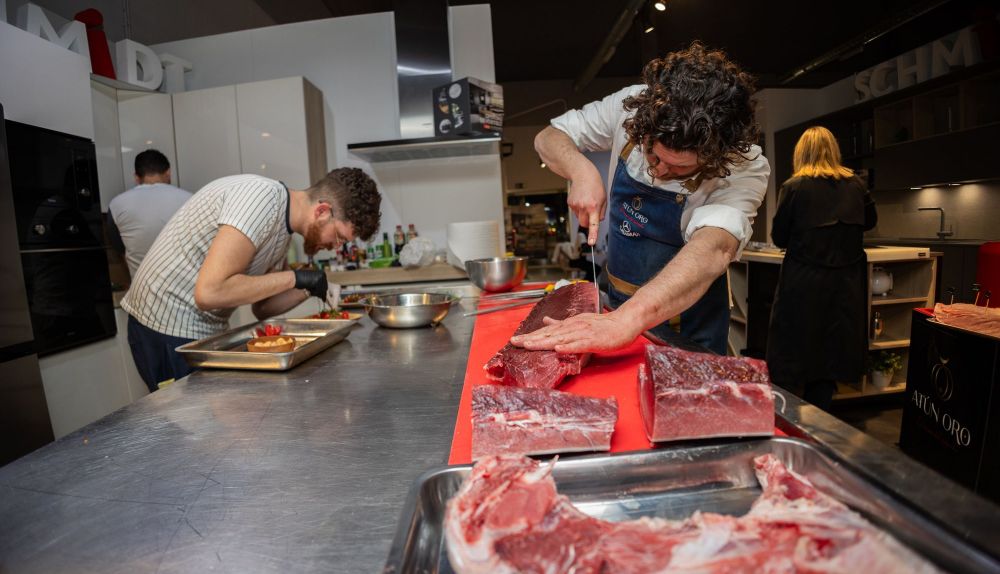 Cocineros de Atún Oro preparando las diferentes piezas del atún.