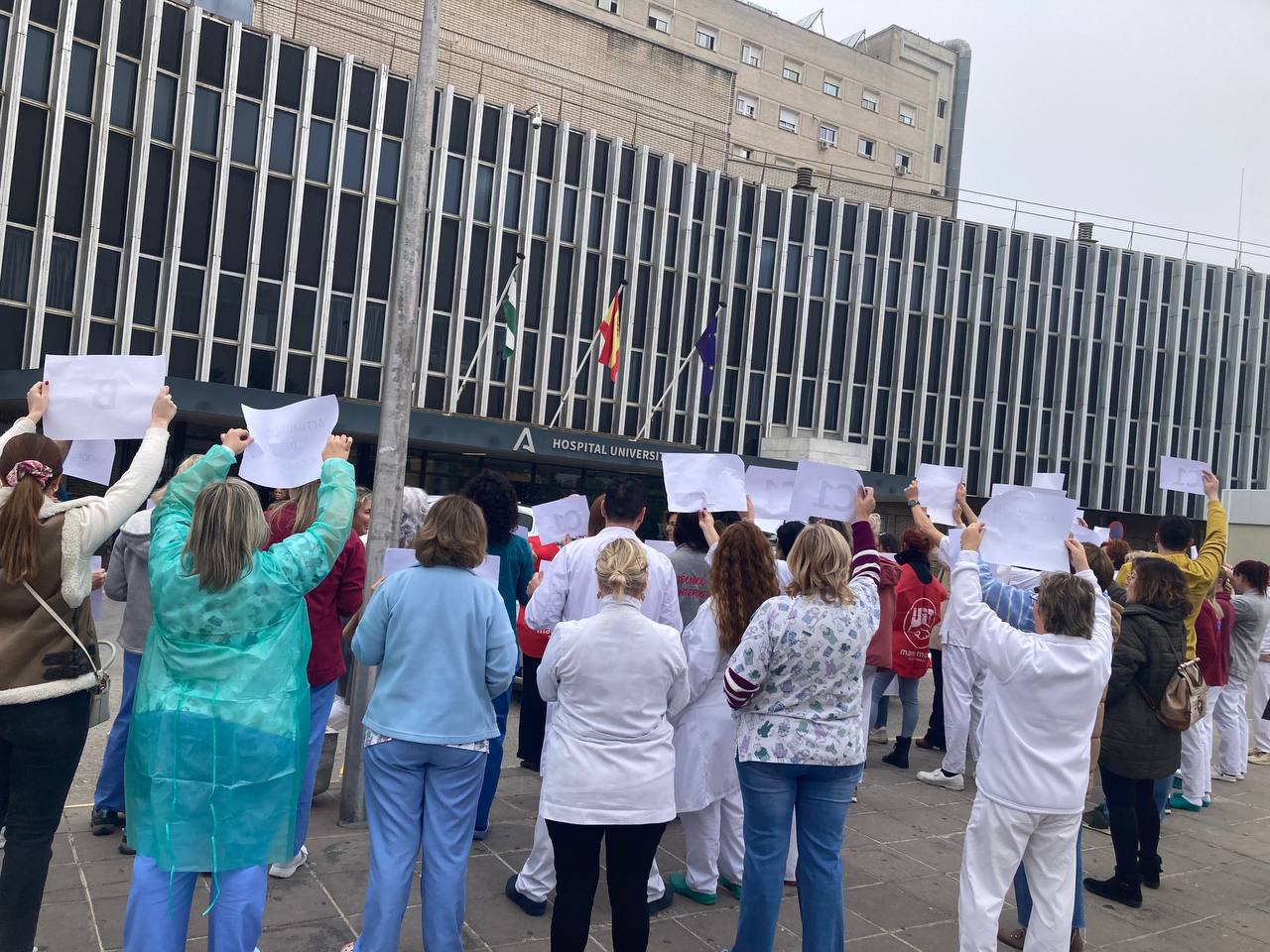 Protesta de sanitarios frente al Hospital Virgen de Valme.
