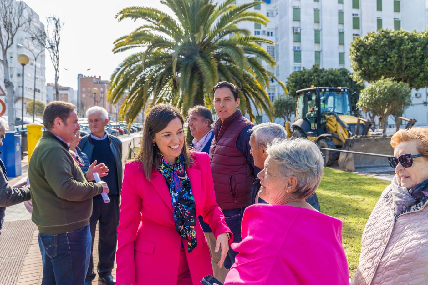 La alcaldesa junto a vecinos en la calle Doctor Corona.