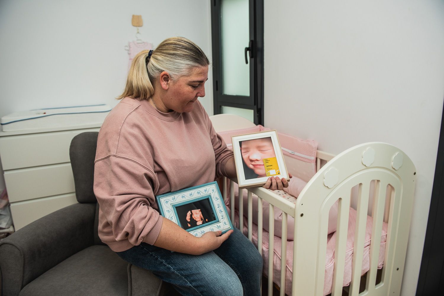 Pilar Moreno sostiene las ecografías de su bebé, fallecida antes del parto.