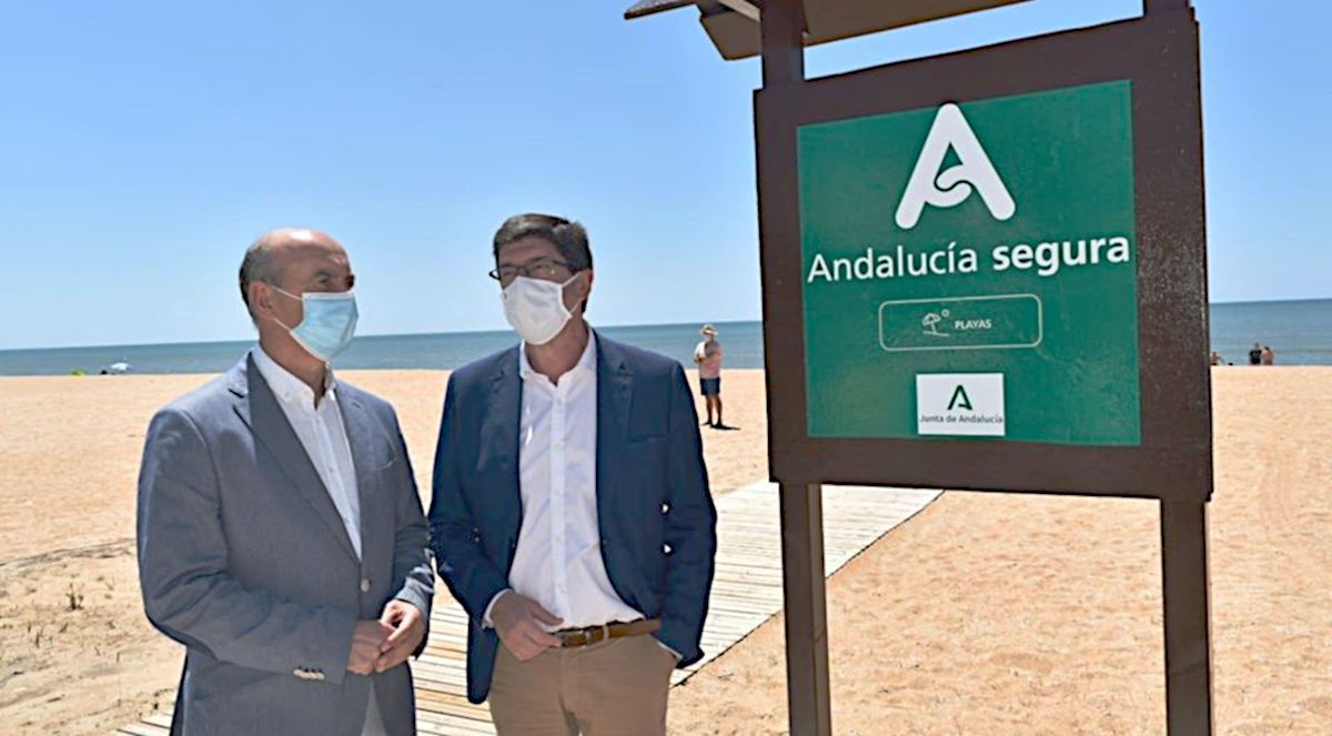 El alcalde de Lepe con el vicepresidente de la Junta, Juan Marín, presentando el sello de playa segura hace escasos días. FOTO: Lepe