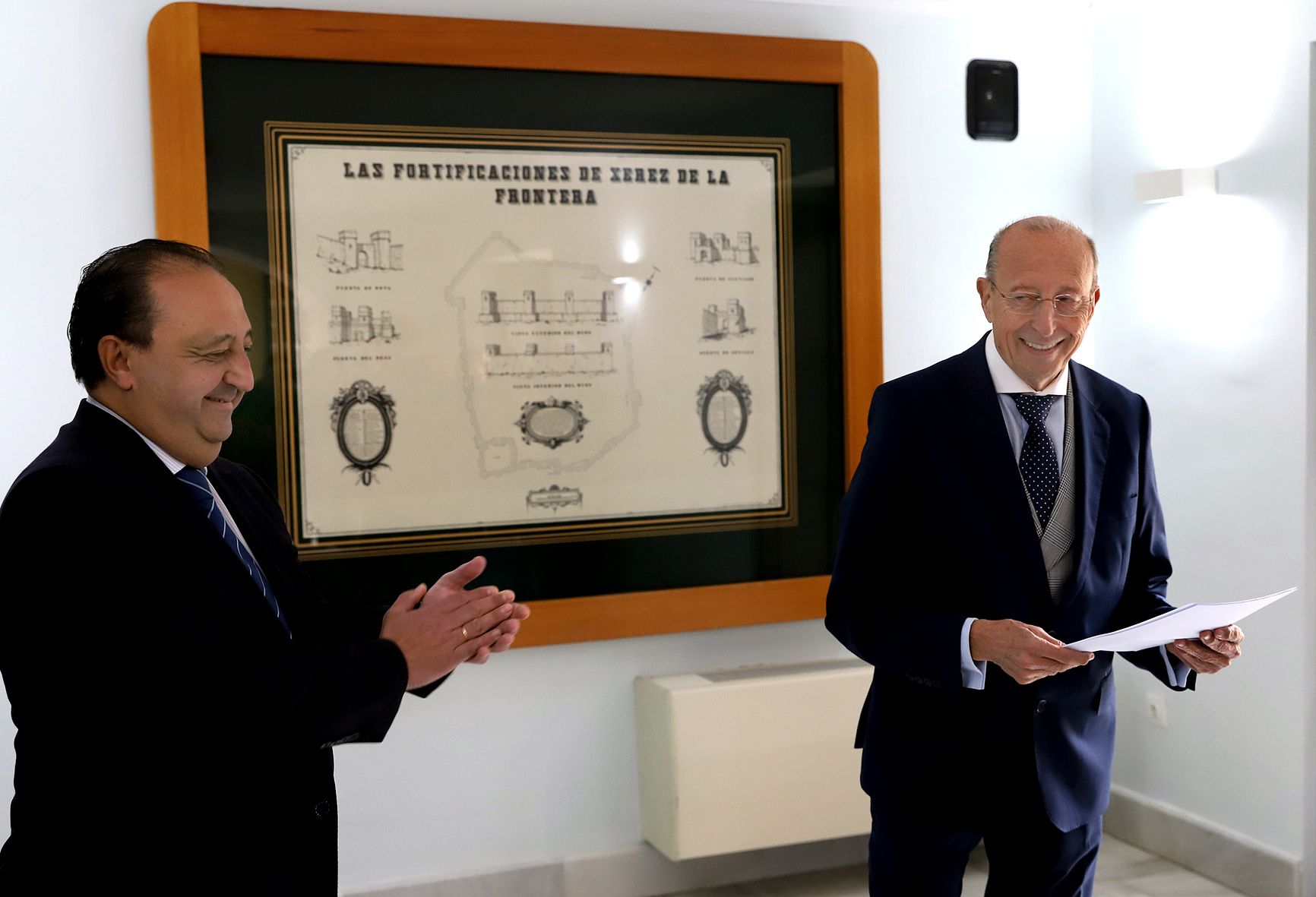 Antonio Galloso junto a Francisco Zurita, delegado de Cultura del Ayuntamiento, en el acto de donación de la obra.  AYUNTAMIENTO DE JEREZ