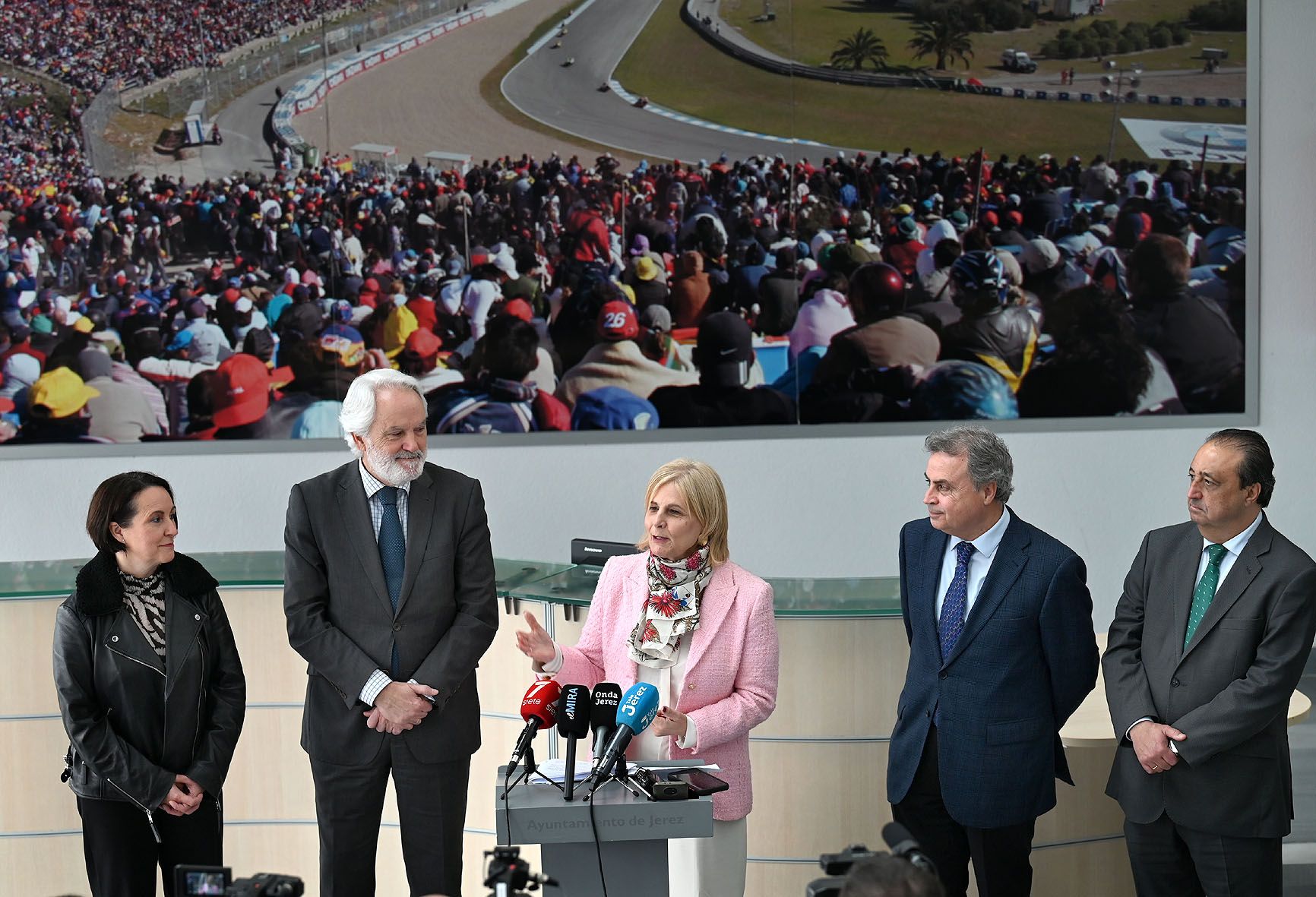 García-Pelayo ha pedido mejores conexiones para Jerez con trenes y aviones.