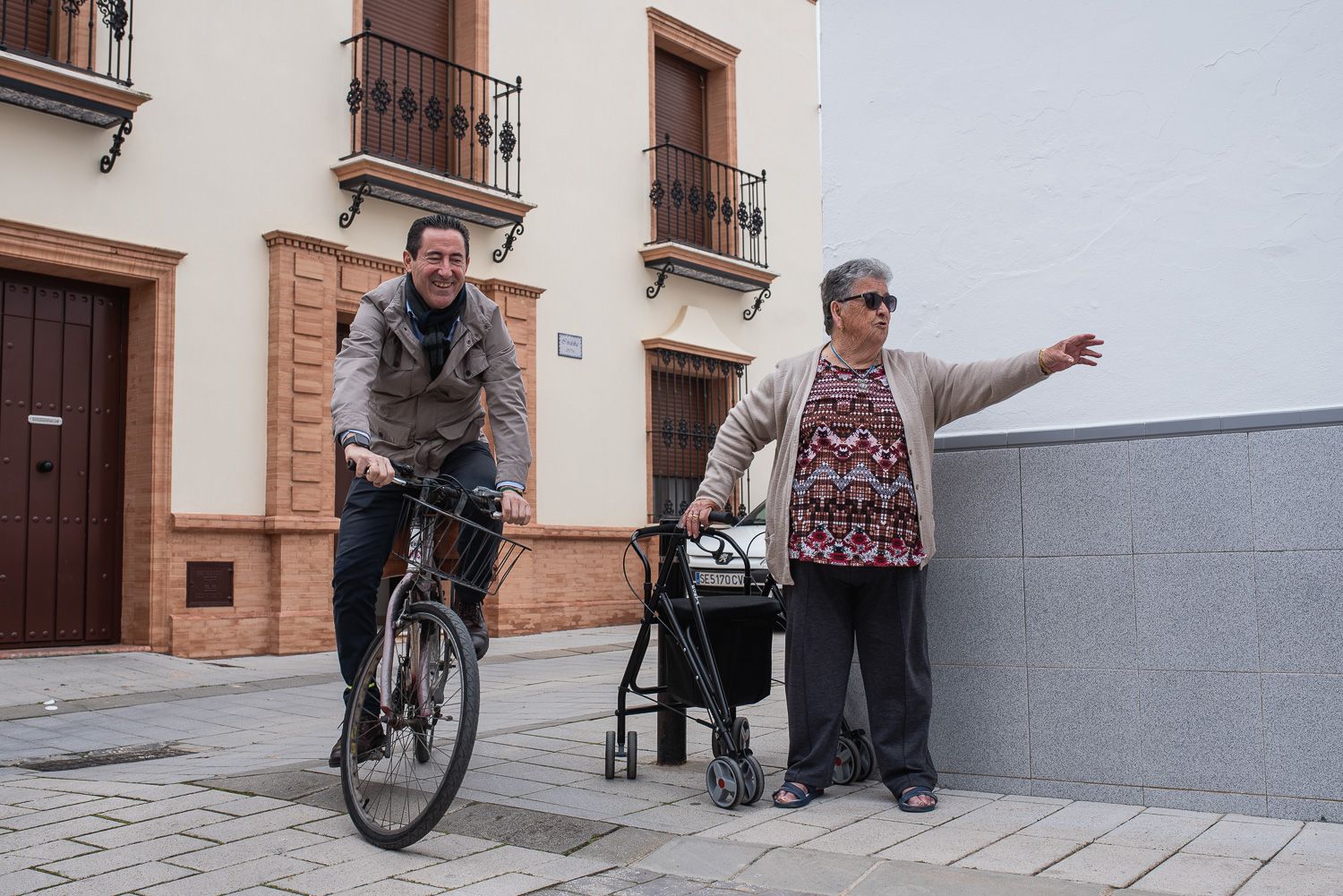 Ángel López Herranz, el médico-escritor de Cañada Rosal, con su bicicleta.