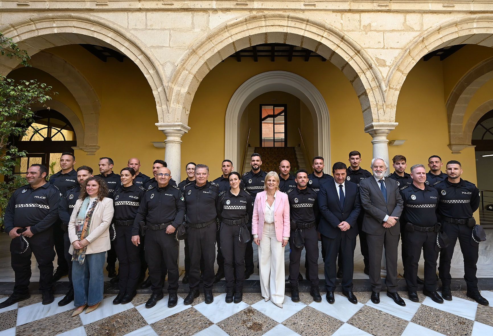 Los nuevos agentes posando junto a la alcaldesa en el patio del Ayuntamiento.