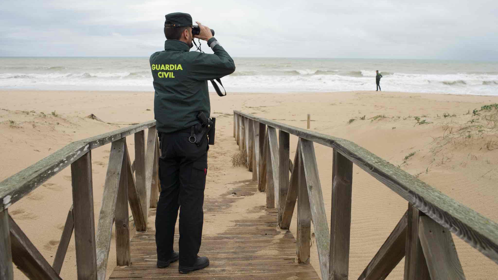 Imagen de archivo de dos guardias civiles en Conil.