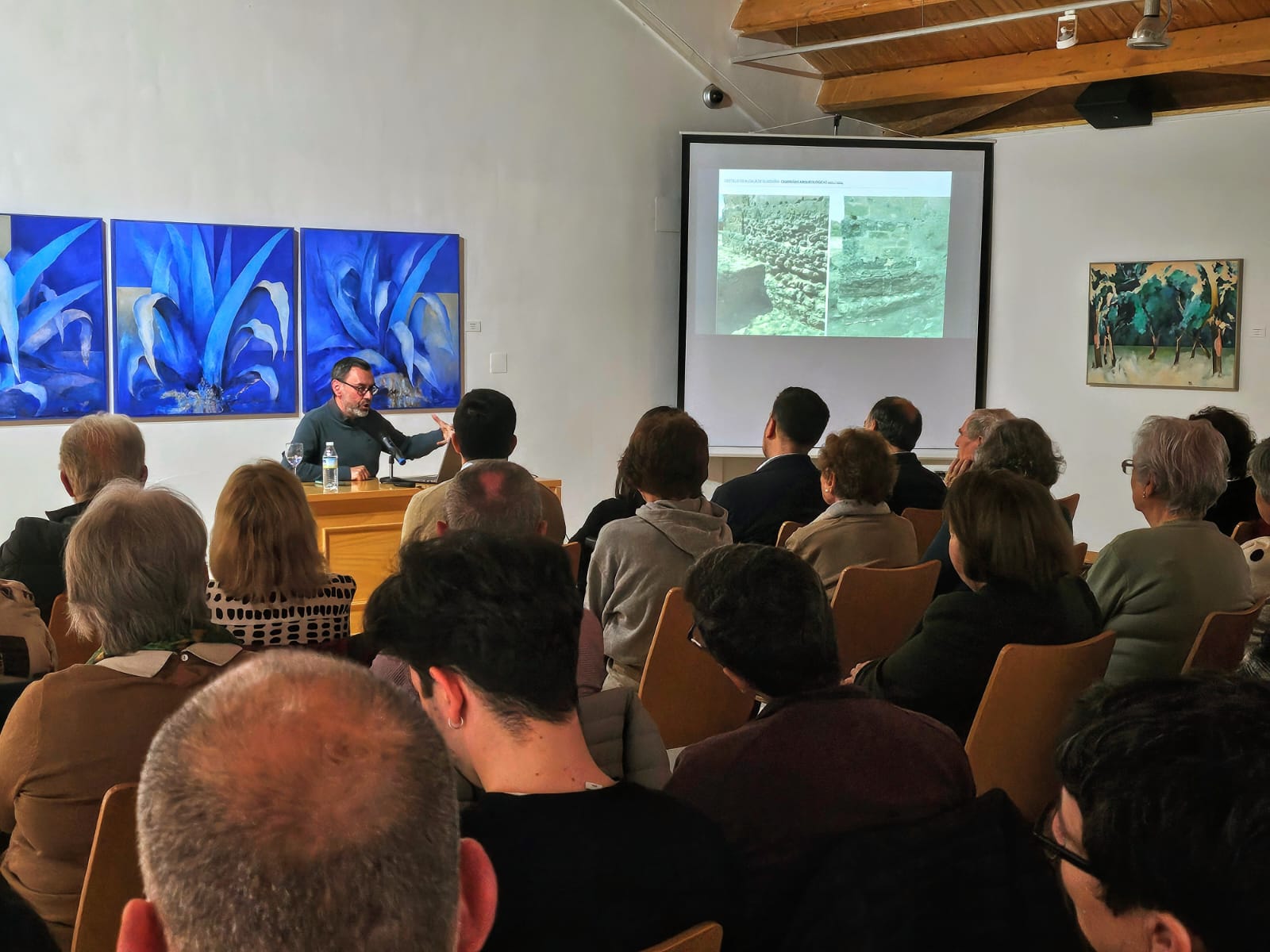 El doctor en Historia, Enrique Luis Domínguez, durante la conferencia. 