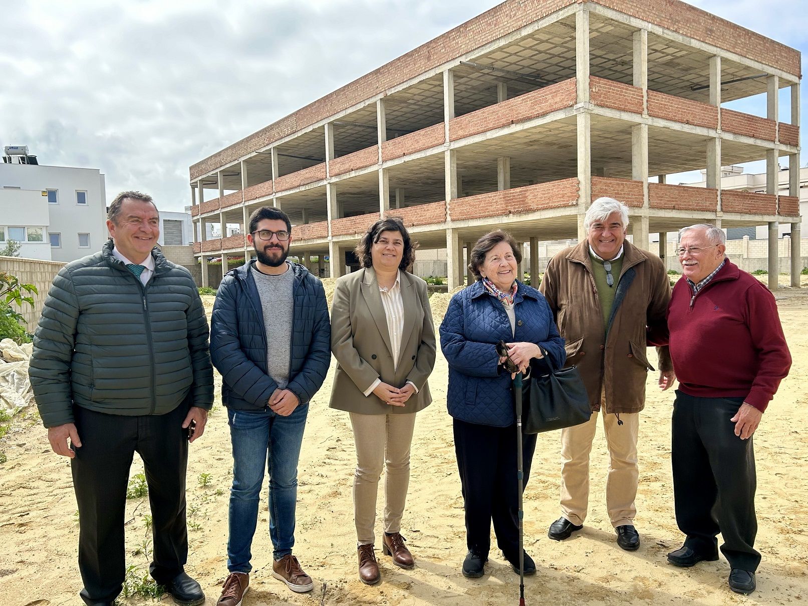 La alcaldesa de Sanlúcar, Carmen Álvarez, durante una visita a la futura residencia de mayores de la Fundación Aras.  AYUNTAMIENTO DE SANLÚCAR