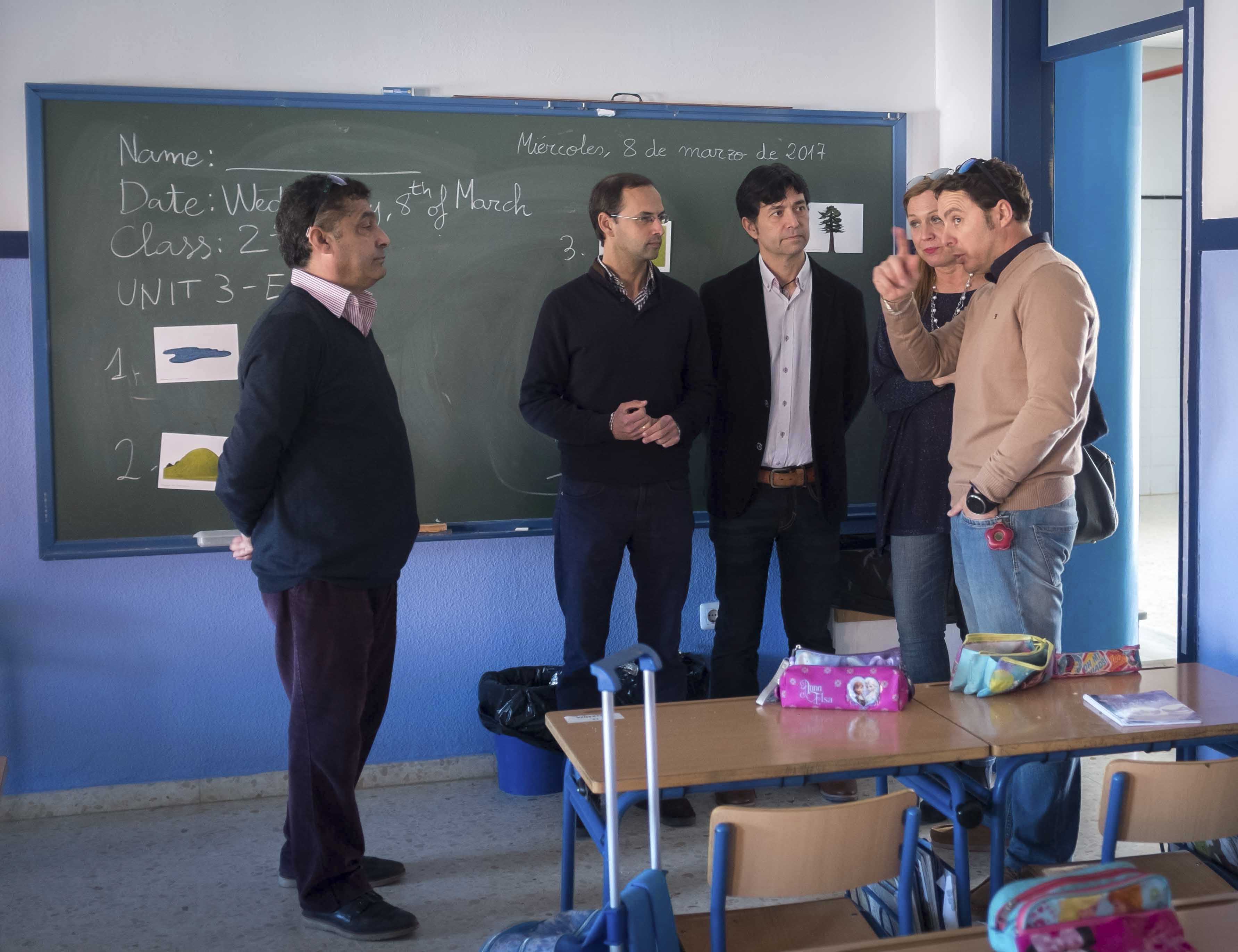 Visita de Víctor Mora a un colegio donde Elicodesa había realizado tareas de mantenimiento.