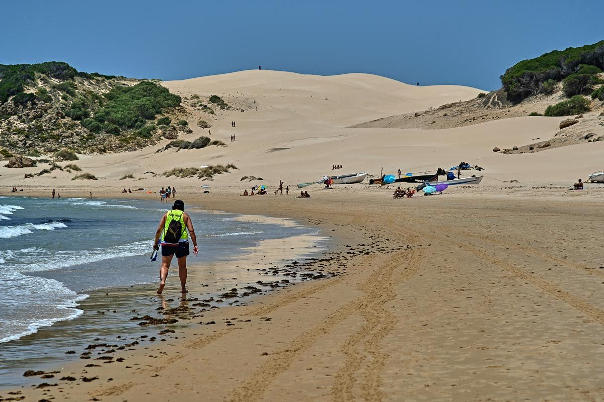 En la playa de Bolonia se han hallado pellets de plástico como los de Galicia.
