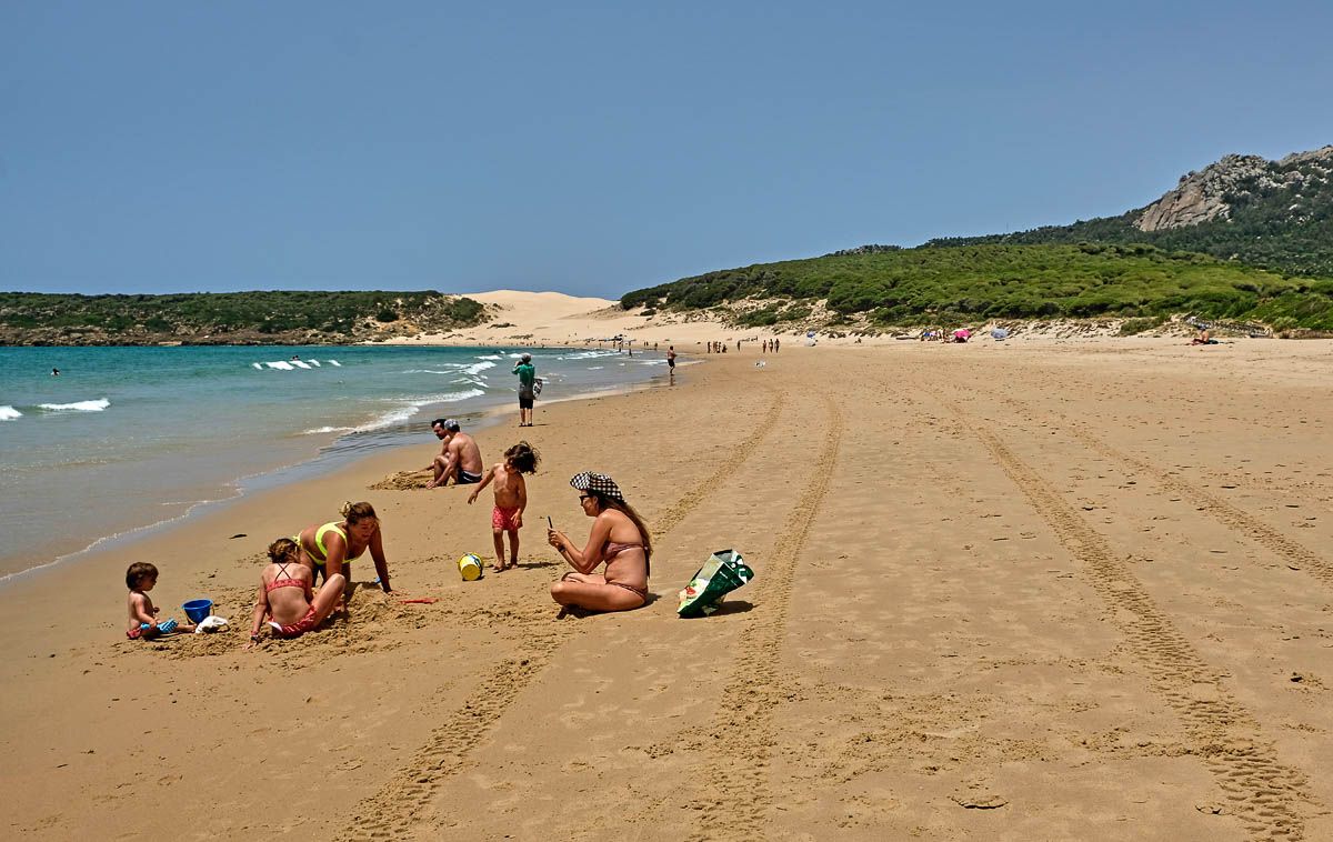 Playa de Bolonia, este verano. FOTO: JOSÉ LUIS TIRADO (www.joseluistirado.es)