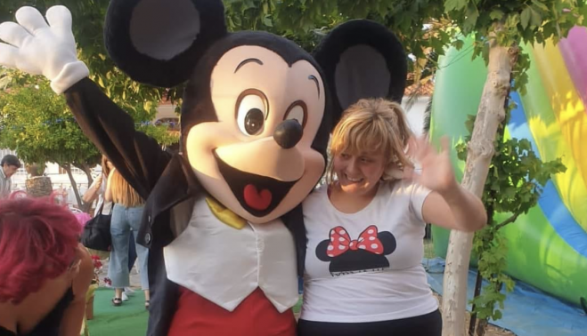 Elena, con Mickey Mouse.