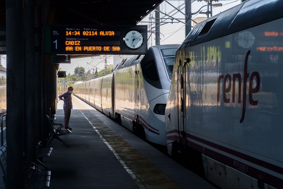 Un usuario, esperando el tren en la estación de Jerez. FOTO: MANU GARCÍA