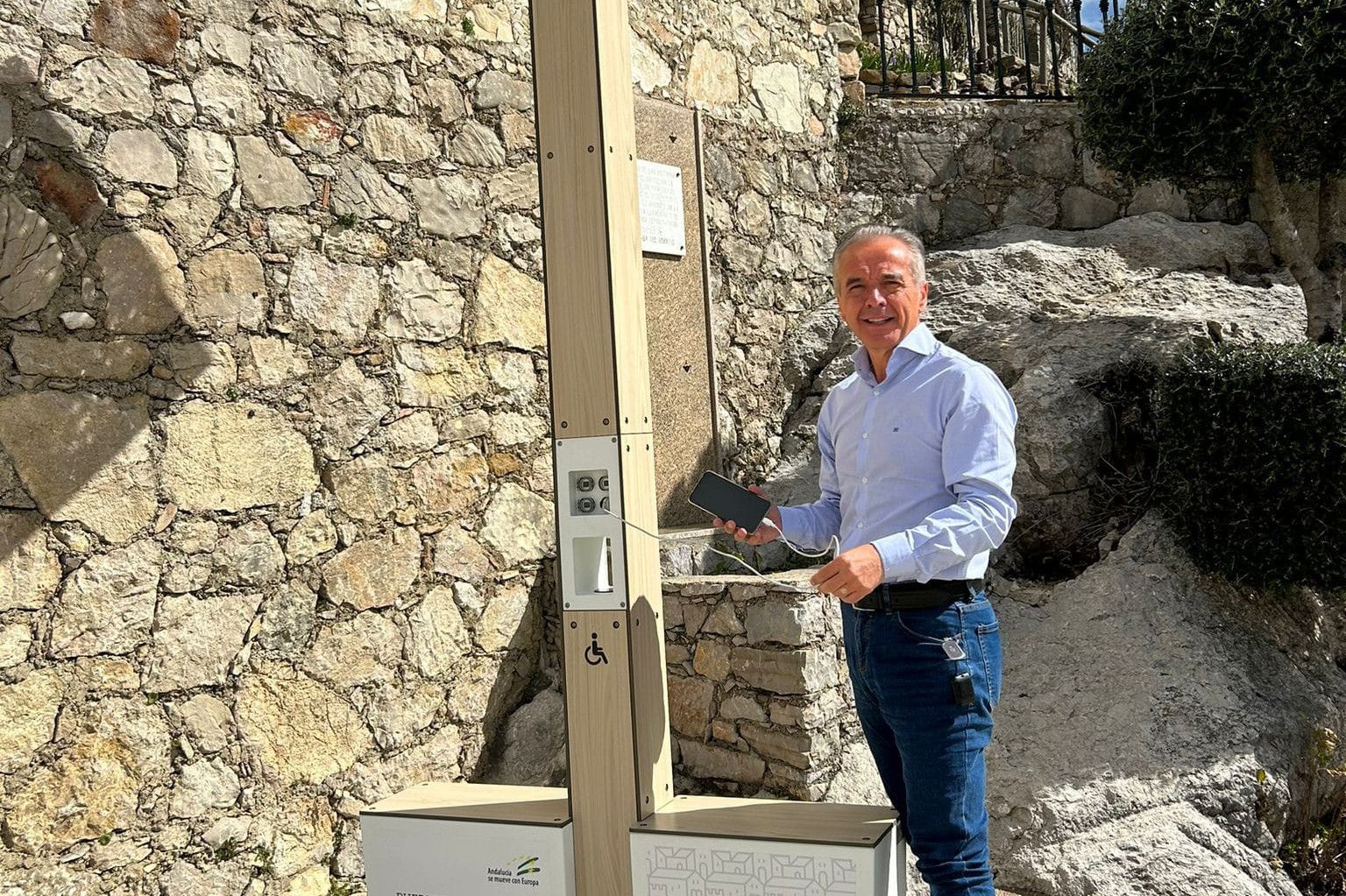 Villaluenga instala cargadores para ipad y móviles en sus calles.