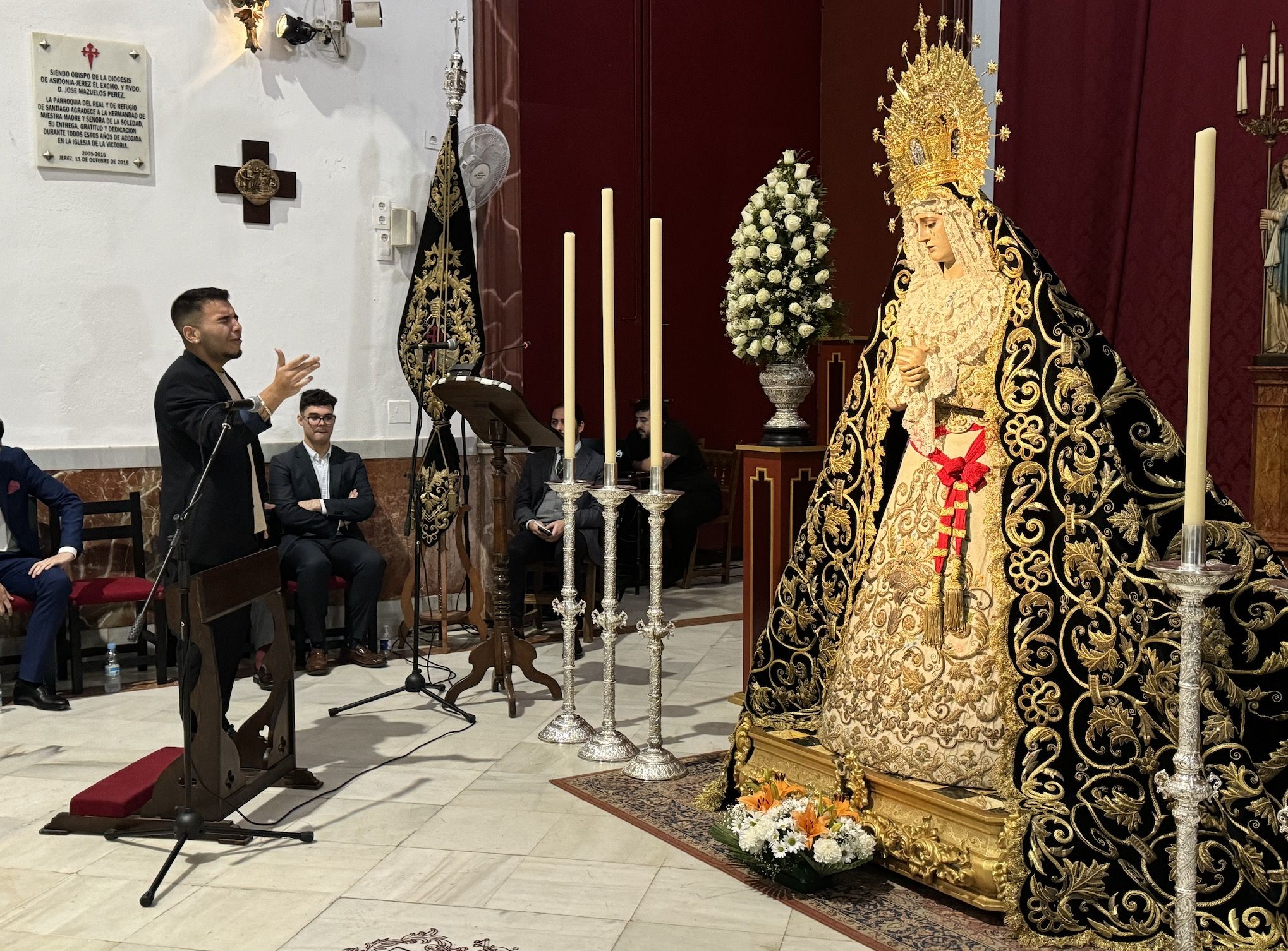 Bernardo 'Rubichi' cantando una saeta frente a la Virgen de la Soledad