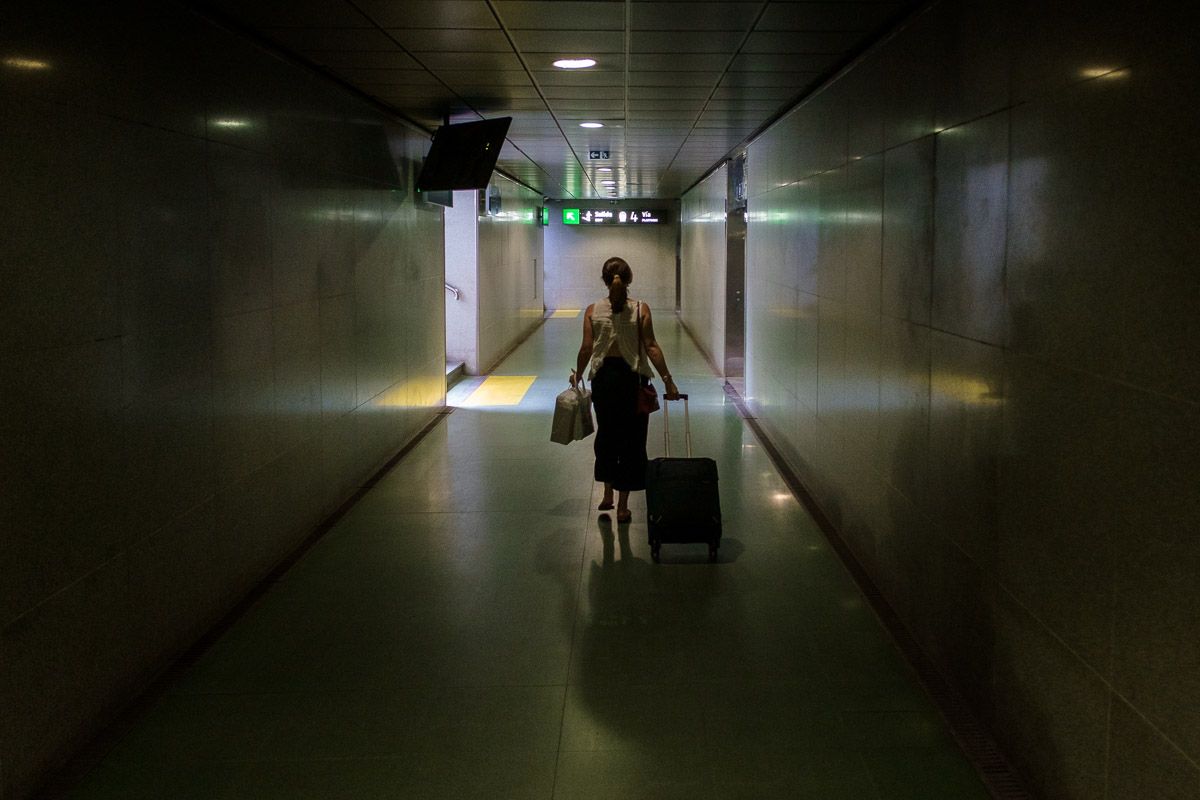 Una viajera, llegando a Jerez en tren procedente de Madrid. FOTO: MANU GARCÍA