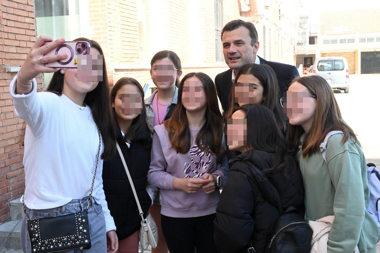 El alcalde de Cádiz, Bruno García, se hace una foto con algunas alumnas de los colegios salesianos.