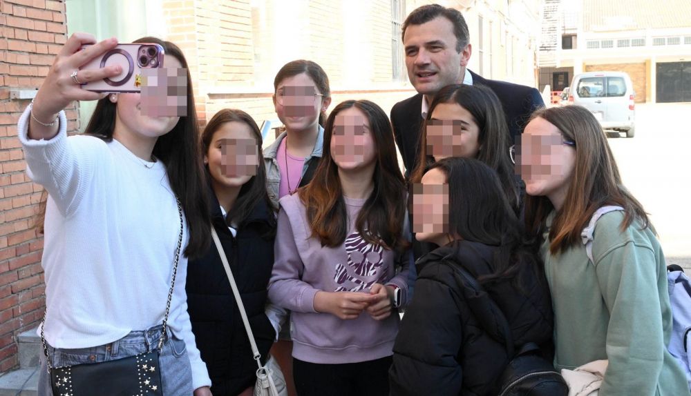 El alcalde de Cádiz, Bruno García, en una imagen de archivo con alumnas de los colegios salesianos.