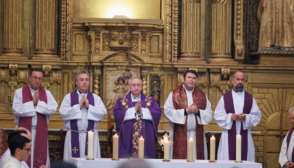El obispo y los sacerdotes que lo acompañaron en la misa. 