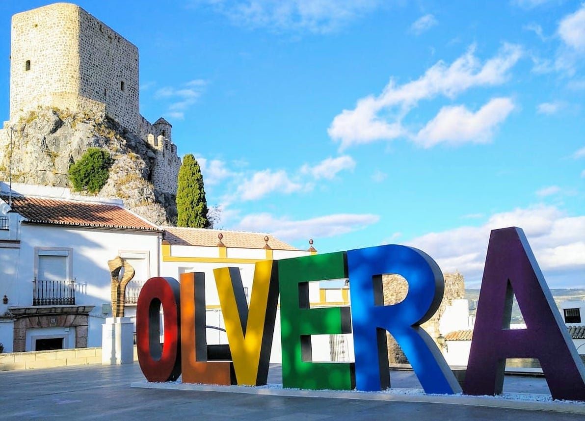 Las letras de Olvera, con los colores de la bandera LGTBI.