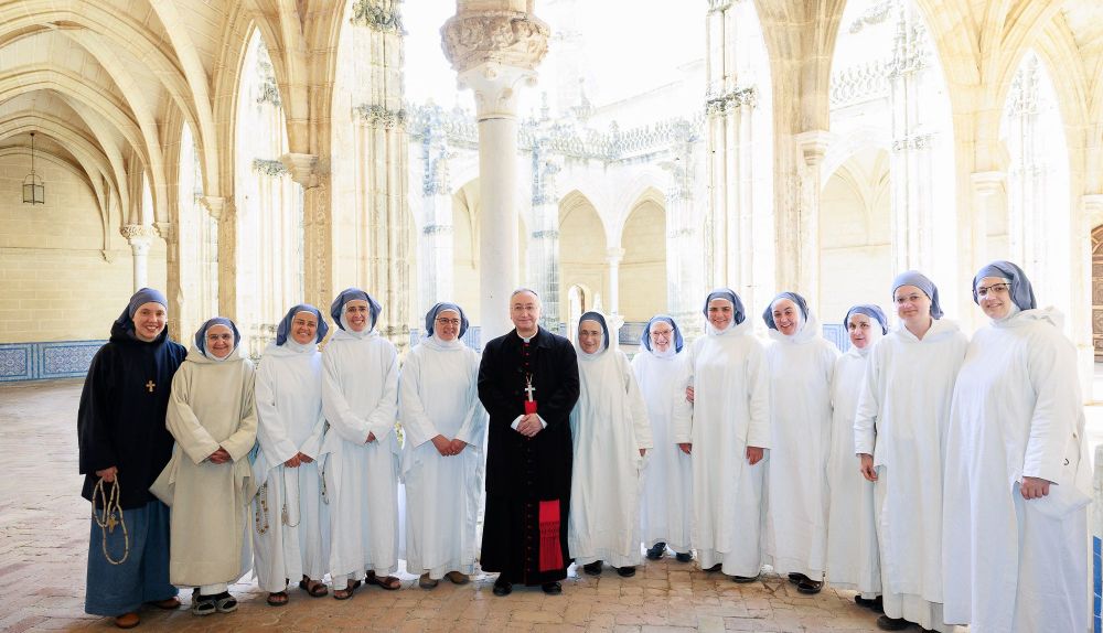 El obisoo junto a las 11 hermanas en la zona del claustro. 