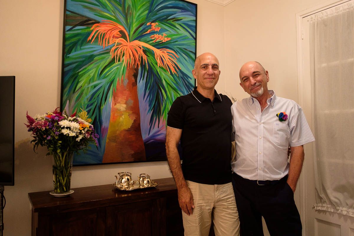 Ricardo Carrera y Gonzaga Delage posan en el sálon de su casa junto a un cuadro de Costus. FOTO: MANU GARCÍA