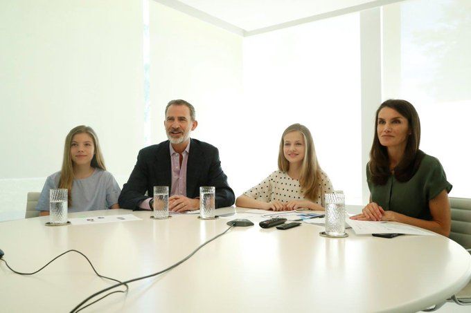El Rey Felipe VI, con la Reina Letizia y las infantas Leonor y Sofía.