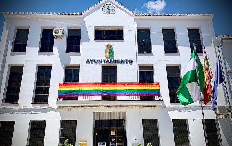 El Ayuntamiento de Villanueva de Algaidas, con la bandera LGTBI.