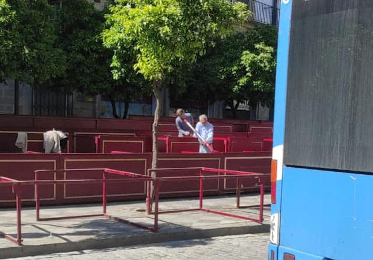 El PSOE denuncia posibles ilegalidades en el montaje de los palcos para la Semana Santa en Jerez.