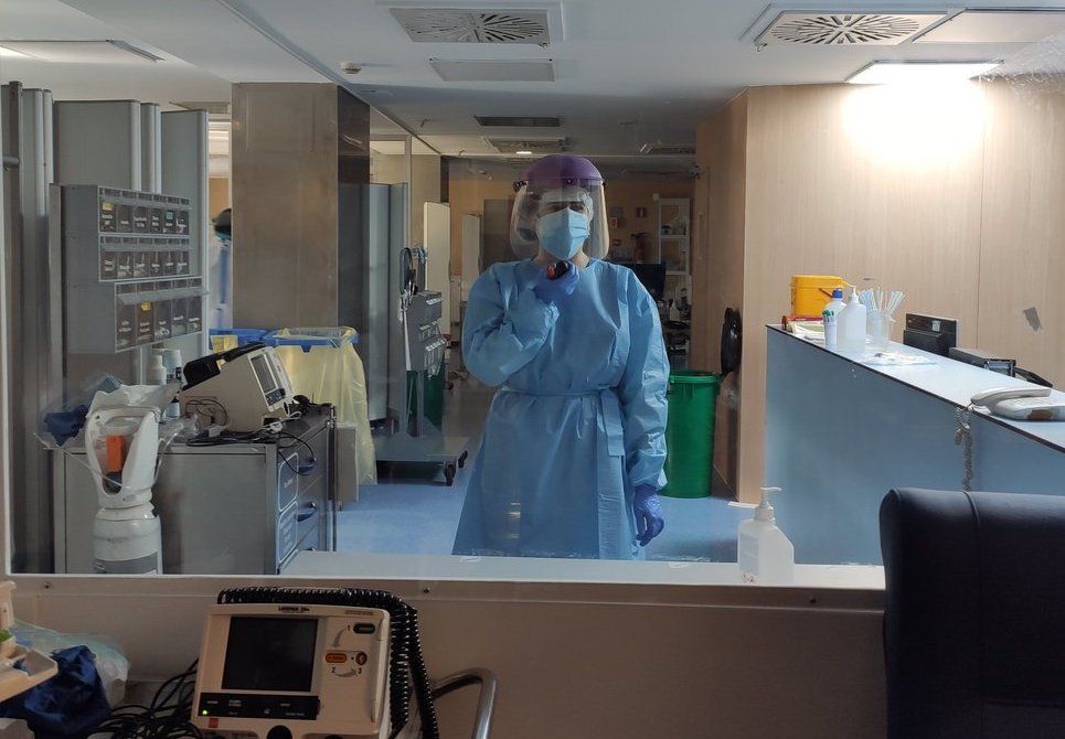 Una profesional de Urgencias del Hospital Virgen Macarena de Sevilla, durante la pandemia. FOTO: SAS