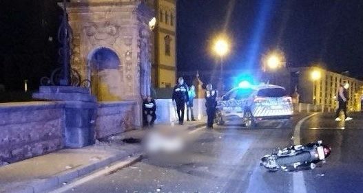 Muere un joven motorista tras un accidente en Sevilla.