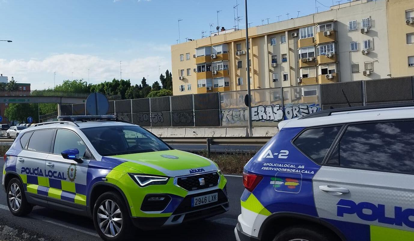 Varios coches de la Policía Local de Alcalá de Guadaíra, en Sevilla, en una imagen de archivo.