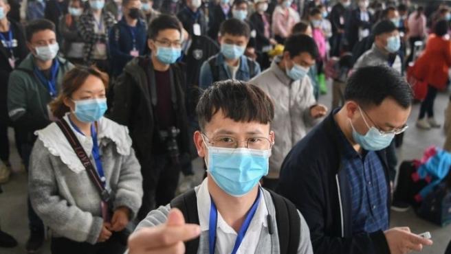 Ciudadanos chinos con mascarilla en Hubei, China. XINHUA