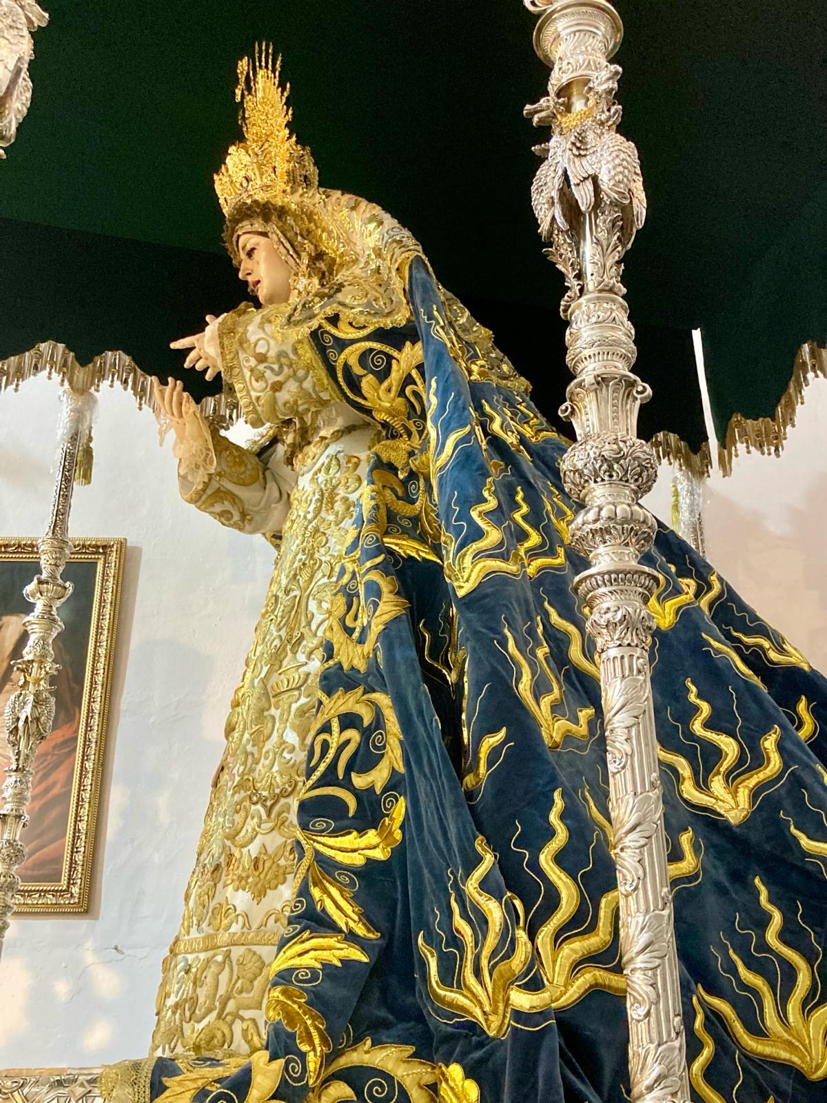 La Virgen con el manto puesto y en su paso de palio.